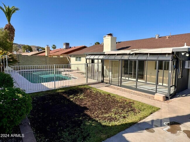 Foto del edificio - 10628 S 44th Pl