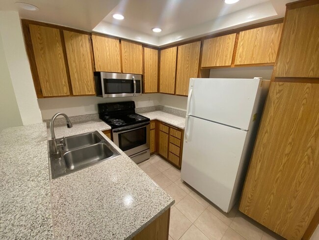 Building Photo - Amazing 2 bedroom unit with Lake Mission V...
