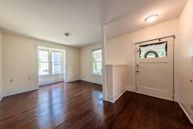 Building Photo - 5336 Junius St