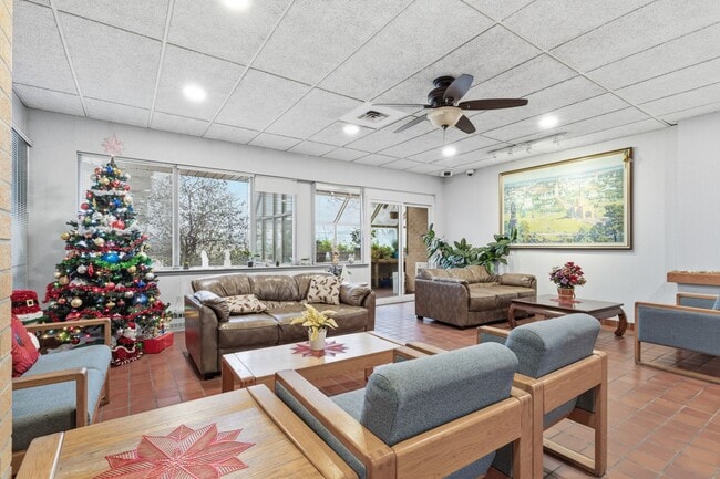 Building Photo - Gorgeous Renovated Unit For Seniors in Prime Location