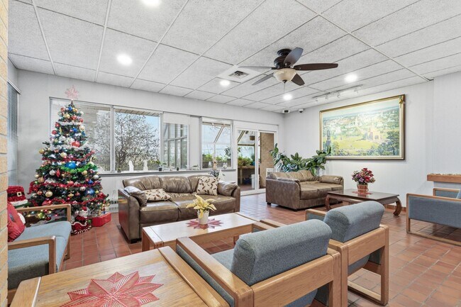 Photo du bâtiment - Gorgeous Renovated Unit For Seniors in Prime Location