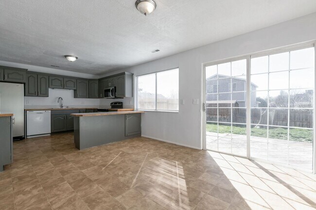 Building Photo - NEW CARPET - 3 Bed, 2 Bath Midvale Duplex with Garage