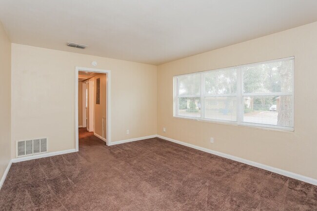 Foto del edificio - 7812 Denham Rd E