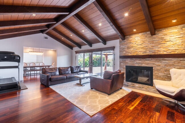 Foto del edificio - 1230 Highland Ct