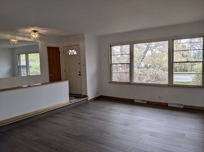 Foto del edificio - 2504 Old Glenview Rd