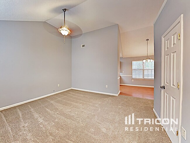 Foto del edificio - 6030 Crooked Creek Dr.