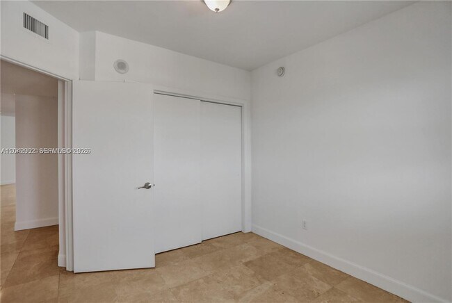 Foto del edificio - 15051 Royal Oaks Ln