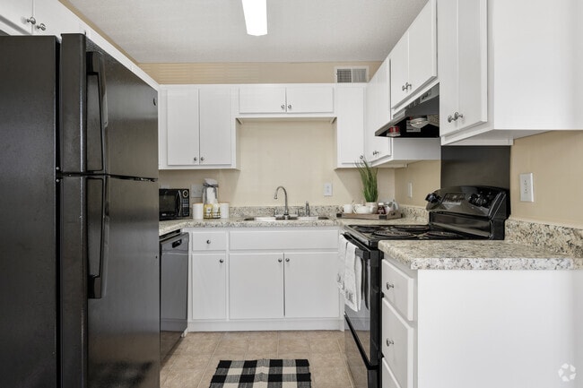 1BR, 1BA - 673SF - Kitchen - Fountain Square Apartment Homes