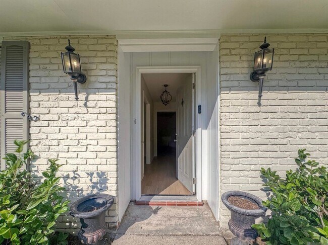 Building Photo - 4941 Pine Hill Dr