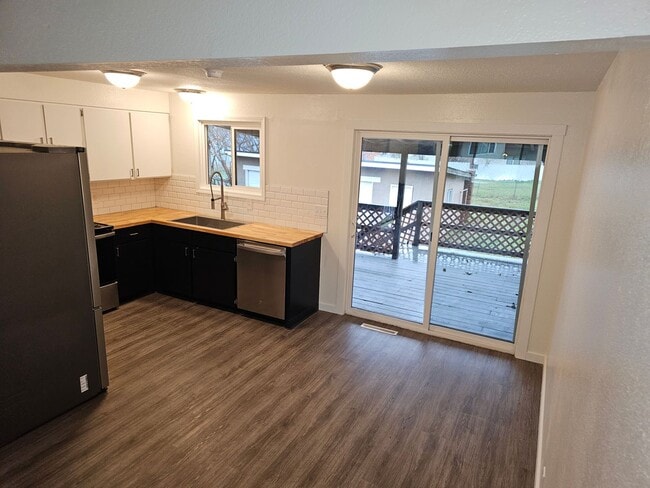 Building Photo - Beautiful Renovated 4 bedroom home For Ren...