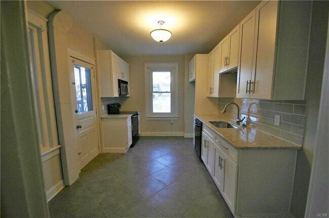 Building Photo - 4 Bedroom Twin Home in West Bethlehem!