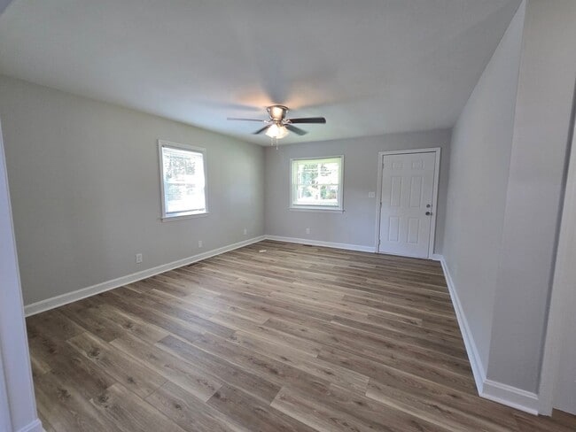 Building Photo - NEW LISTING!!!!!