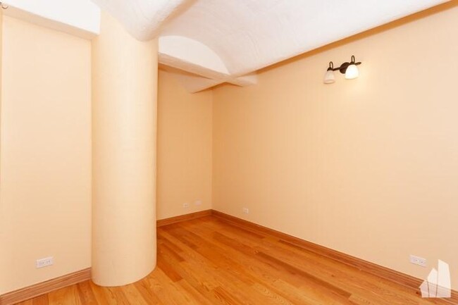 Building Photo - 2 bedroom in Chicago IL 60606