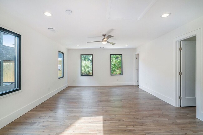 Building Photo - Utilities + Internet included with rent! -...
