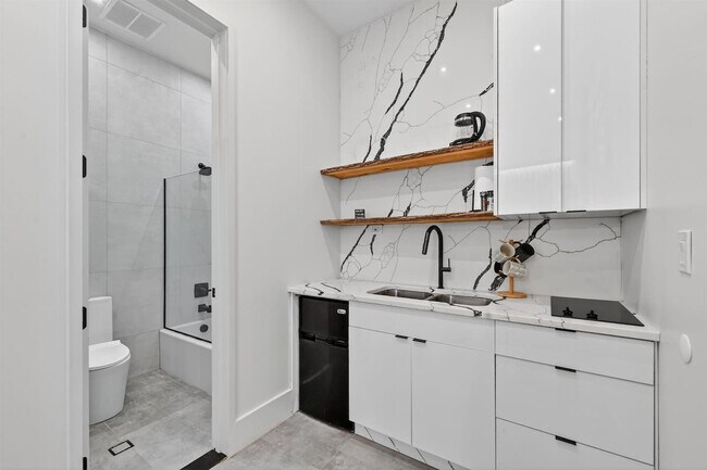 Building Photo - 443 Clove Rd