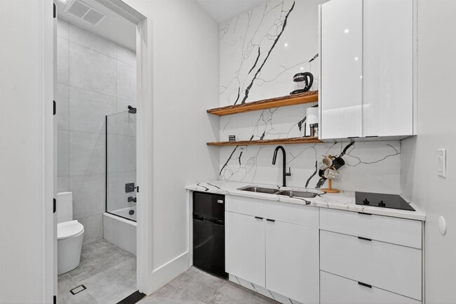 Building Photo - 443 Clove Rd