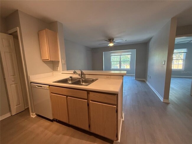 Building Photo - 5451 Vineland Rd