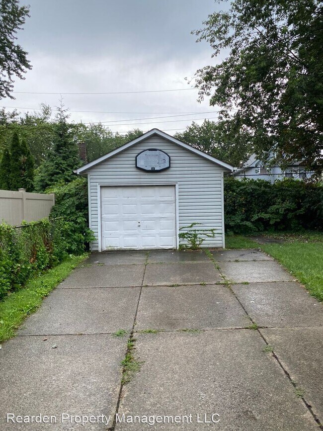 3 br, 1.5 bath House 15402 Glencoe Ave House Rental in Cleveland