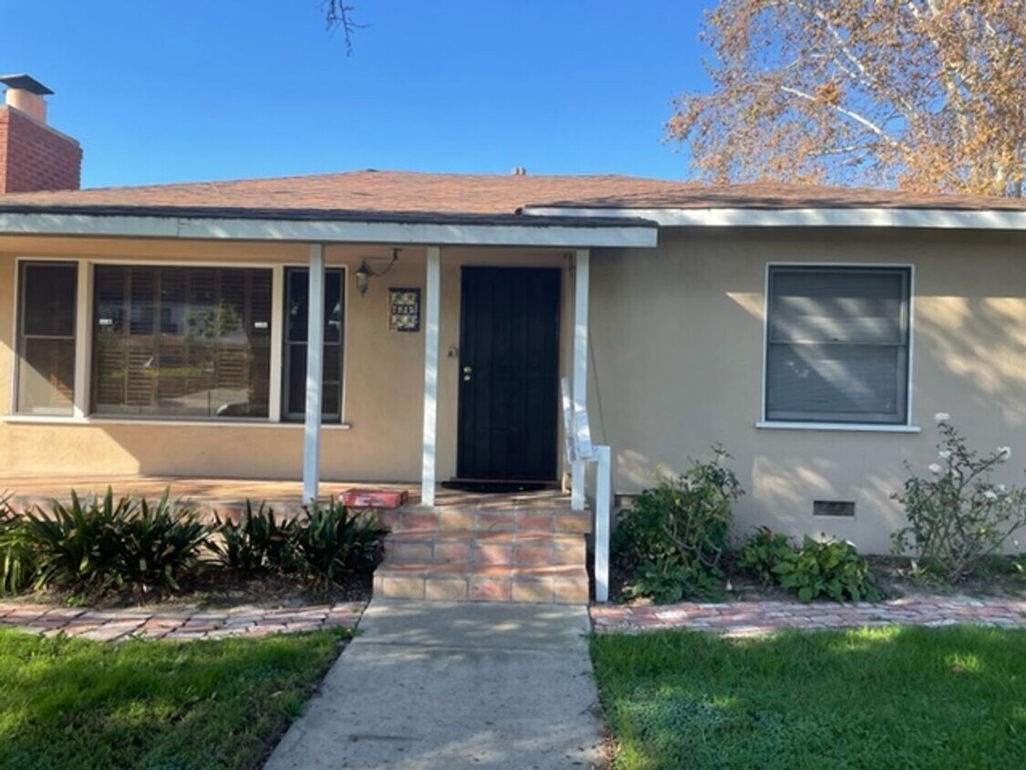 3 bdr 2 bath Home on Huge lot. - 3 bdr 2 bath Home on Huge lot.