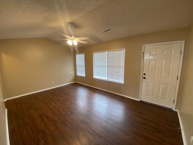 Foto del edificio - 320 E Evergreen Ln