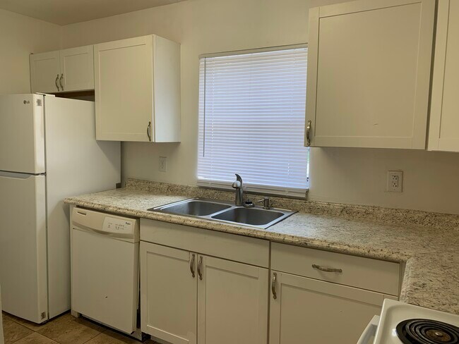 Building Photo - 6120 SW 12th Pl