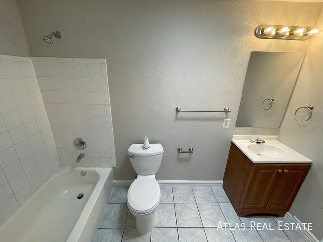 Building Photo - 4 bed 2 Bath Unit Just Minutes From Downto...