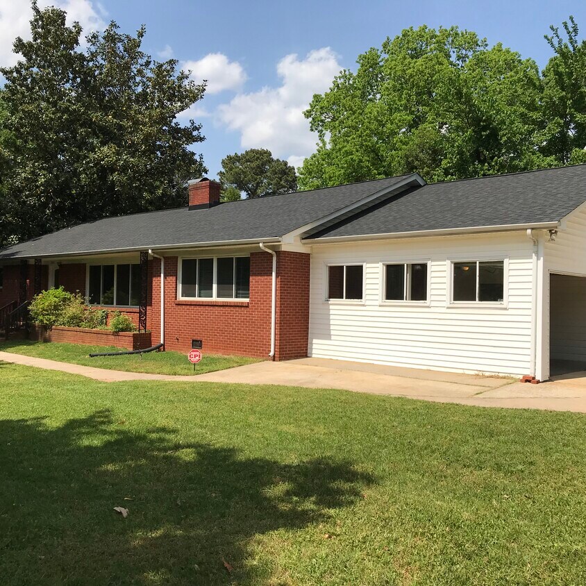 Primary Photo - 3949 Randolph Rd