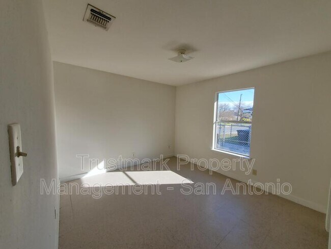 Building Photo - 108 Rosabell St