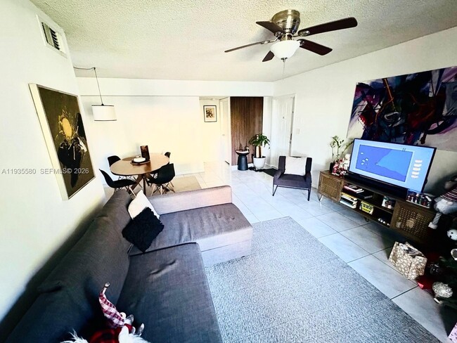 Foto del edificio - 11216 SW 12th St