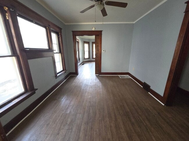 Building Photo - 744 E 6th St