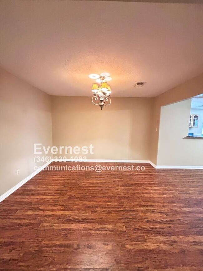 Building Photo - 3-Bedroom, 2-Bath Home in Prime Location /...