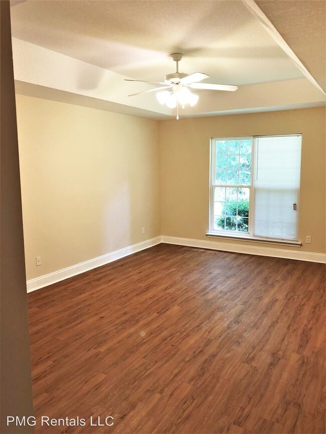 Building Photo - 3 br, 2 bath Room For Rent - 105 Greentree Ct
