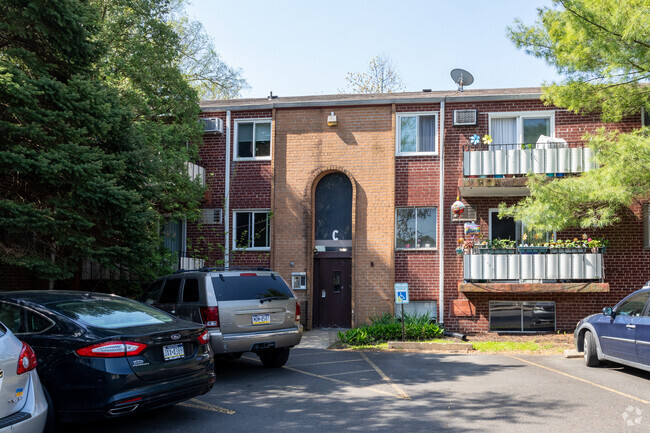 Foto del edificio - Forest Glen Condominiums