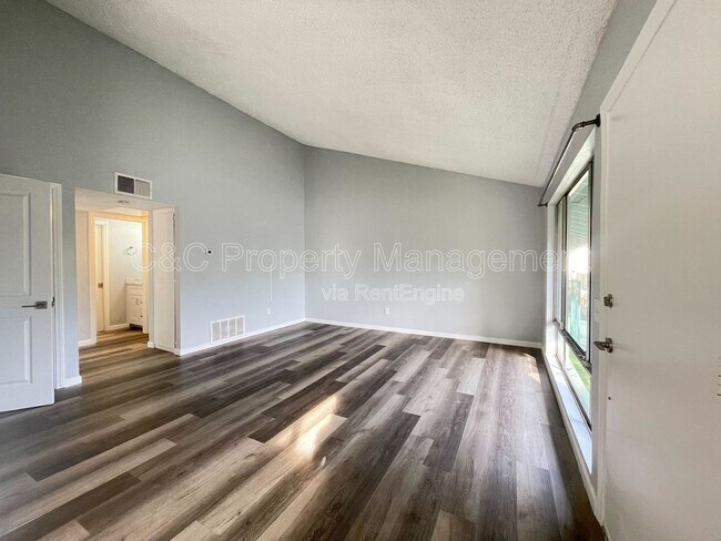 Foto del edificio - 1817 E Grand Ave