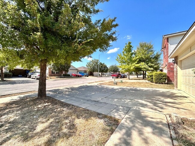 Foto del edificio - Inviting 4/BR 2/BA Home with Spacious Back...