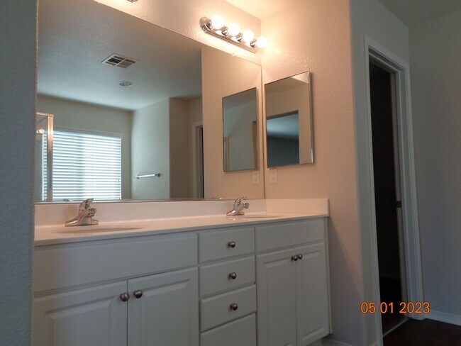 Foto del edificio - Beautiful 2 Story Home Offering 2548 sq. ft. and Built in 2005 with 3 Bedrooms plus office/additi...