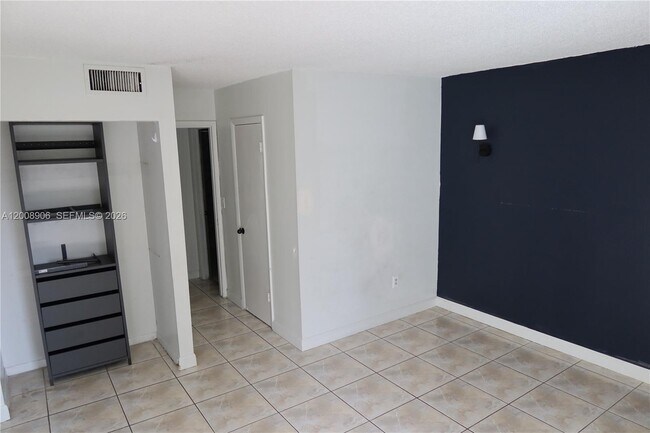 Foto del edificio - 1725 W 60th St