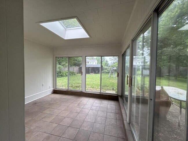Foto del edificio - 36 Woodbury Rd, Unit 1