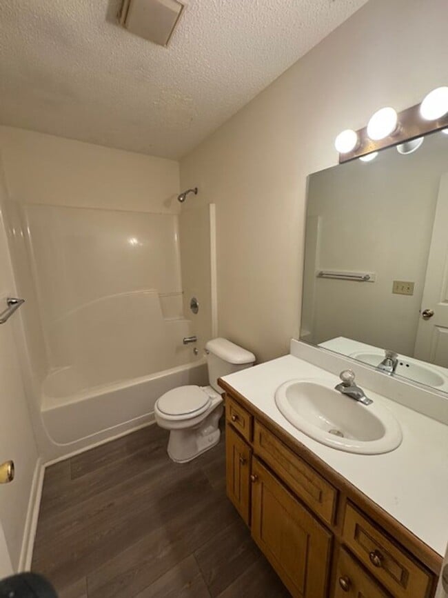 Foto del edificio - 310 Park Ave