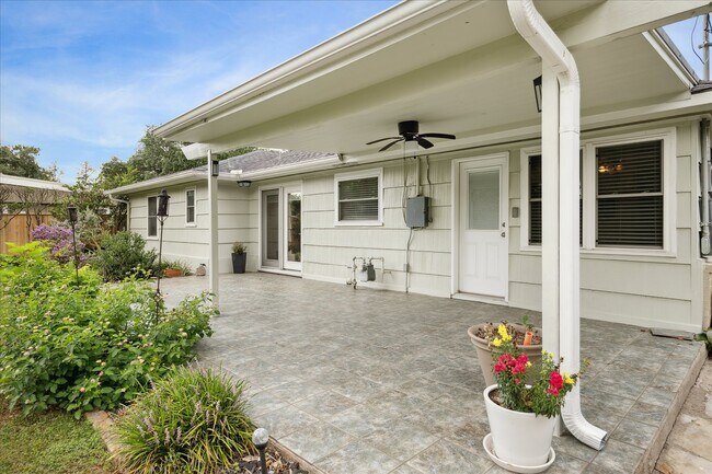 Foto del edificio - 1124 Springrock Ln