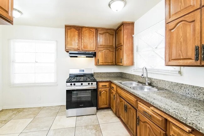 Foto del edificio - 8137 Darby Ave