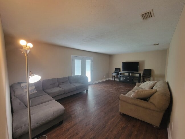 Building Photo - 3136 Lawton Ct