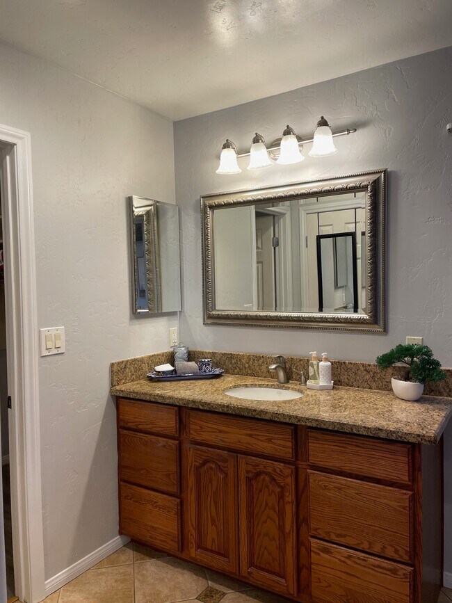 Building Photo - 565 Del Mar Ave
