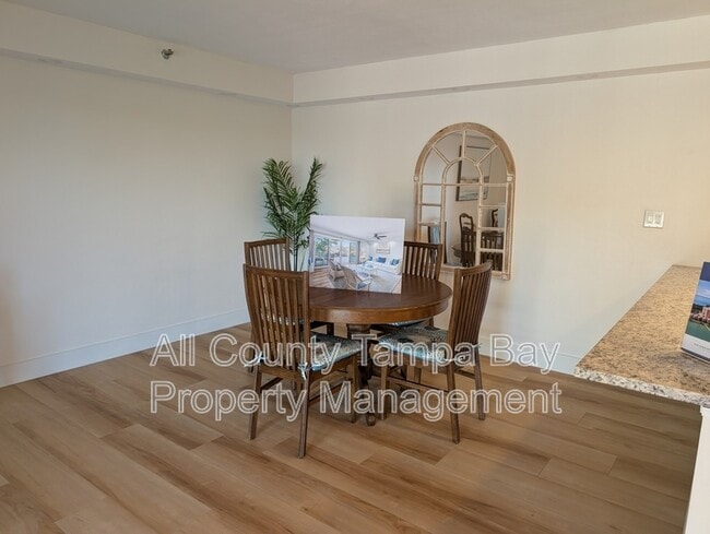 Building Photo - 7430 Sunshine Skyway Ln S