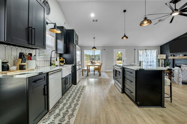 Foto del edificio - 6605 Donerail Trail