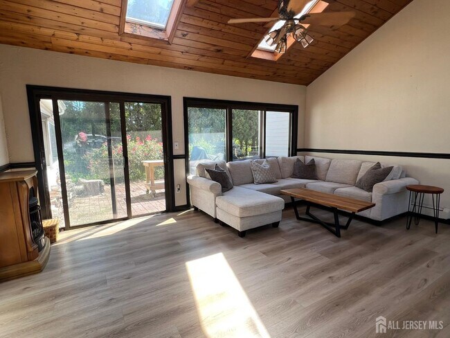 Foto del edificio - 265 Friendship Rd