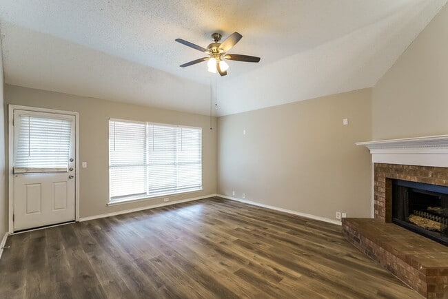 Building Photo - 4612 Parkmount Dr