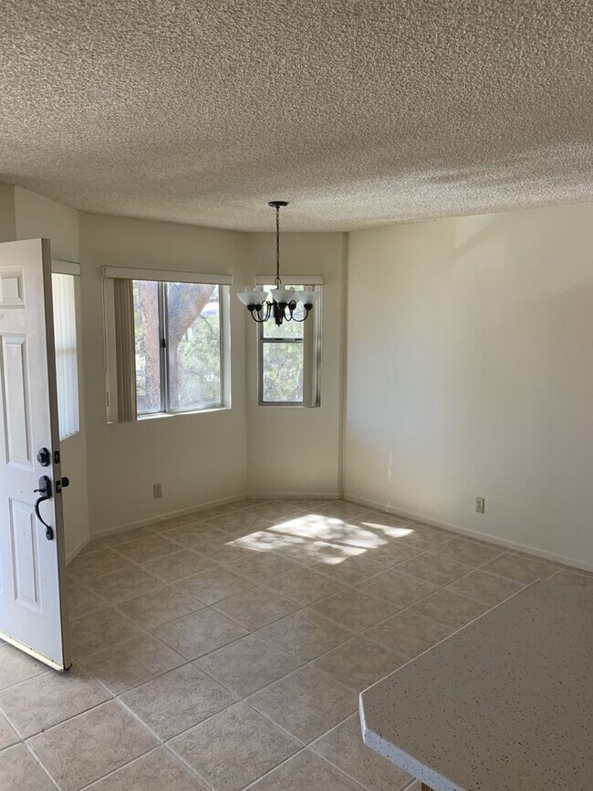 Building Photo - Upper Level 2 bedroom 2 bath condo in Rock...
