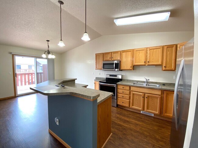 Building Photo - 3 Bedroom Townhome in Osgood!!