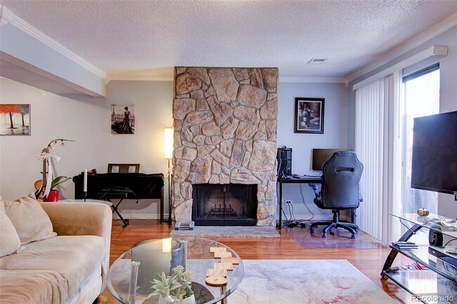Foto del edificio - 6468 E Bates Ave